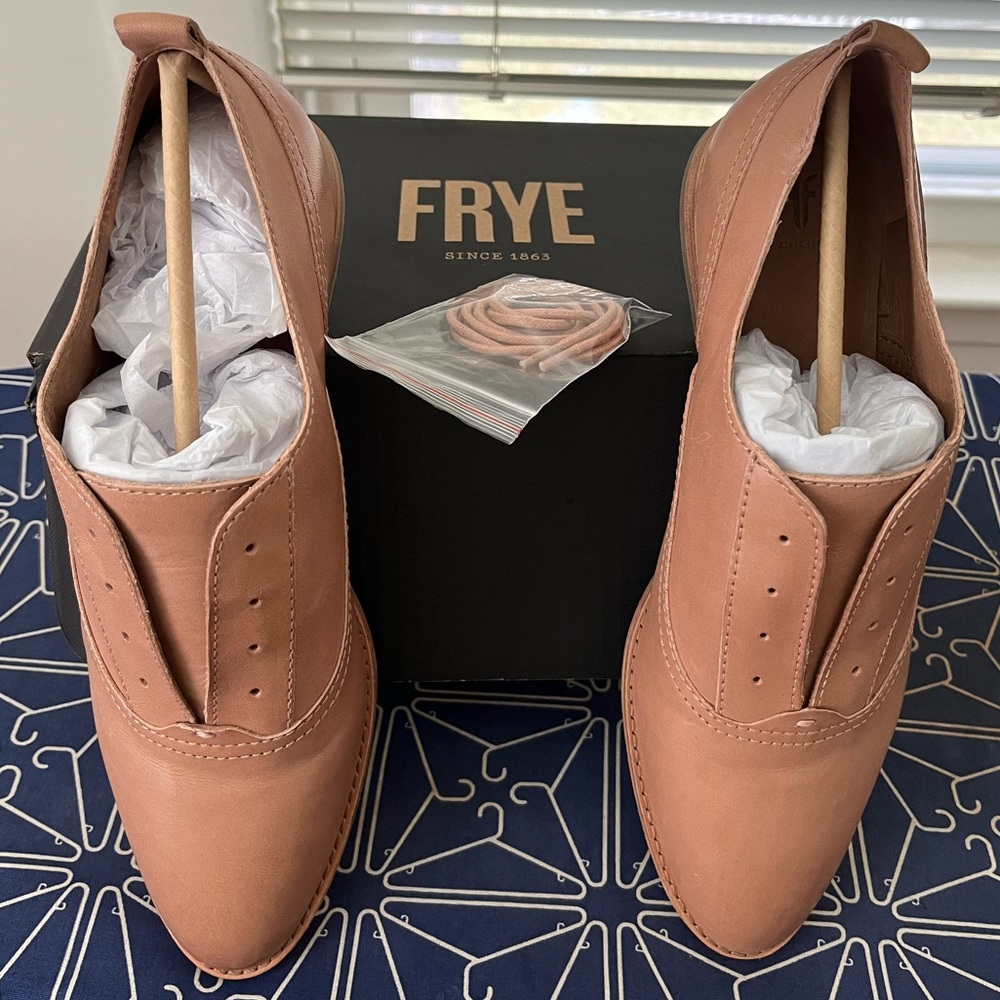 New With Tags Frye Grace Oxford flat, size 10, pale blush color, lace up